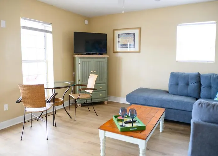 Renovated Retreat King Bed & Beachside Comfort