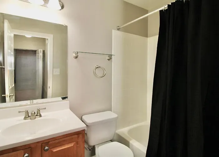 Spacious 1Br With Full Kitchen & Laundry