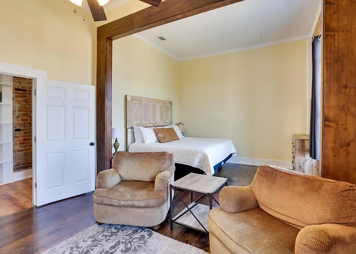 Shop, Dine & Unwind At Historic Dtwn Marshall Apt