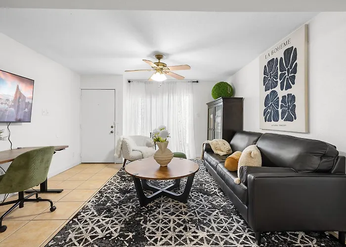 Sophisticated 2Br 2Ba By Tamu, King Bed, Washer & Dryer, Smart Tv