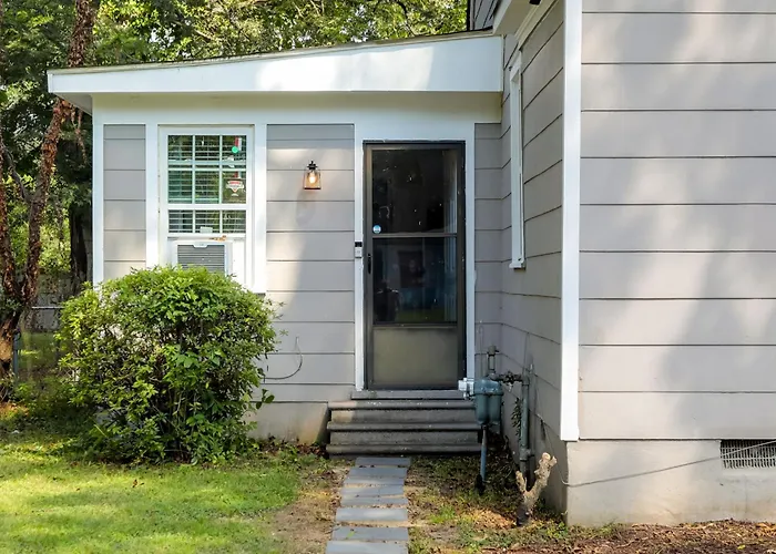 Updated & Cozy Studio In North Greenwood!