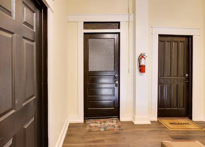 Shop, Dine & Unwind: Dtwn Marshall Studio!