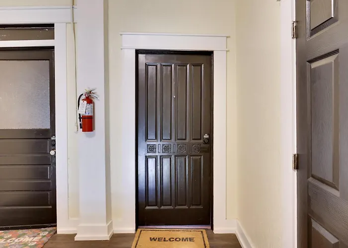 Shop, Dine & Unwind At Historic Dtwn Marshall Apt
