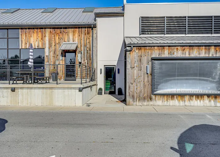 Between Restaurant & Brewery! Chic Perrysburg Apt
