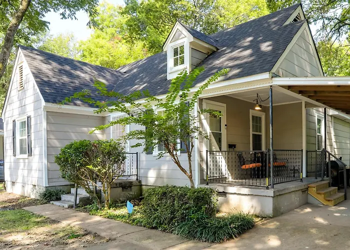 Updated & Cozy Studio In North Greenwood!