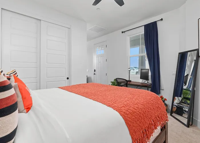 Private 1Br - Workspace, Parking, Pets Stay & Sleeps 3