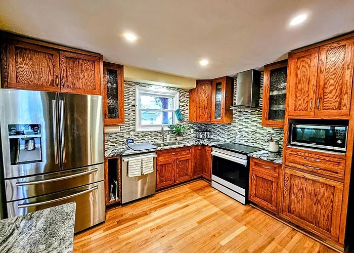 3 Bed 2 Bath, Near Ualbany & Mvp Arena, Private Driveway Parking