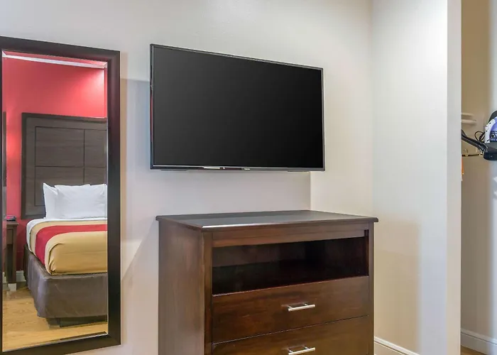 Red Star Inn & Suites
