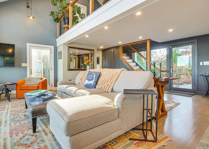 1 Mi To Ferry & Beach: Waterfront Hyannis Home!