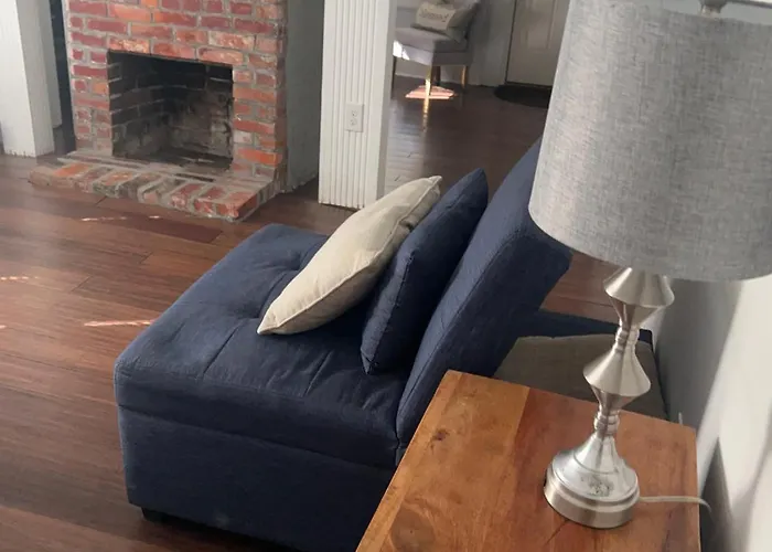 Getaway Country Cottage -Entire House W/ Fireplace