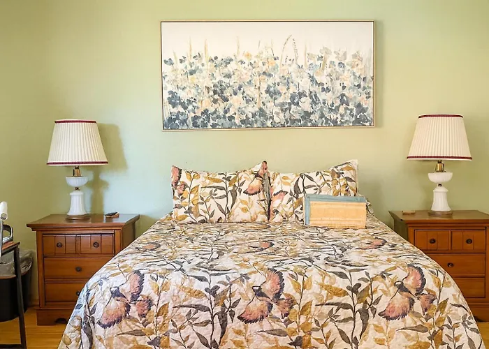 Meadow Harvest Suite With Tv And Private Bathroom