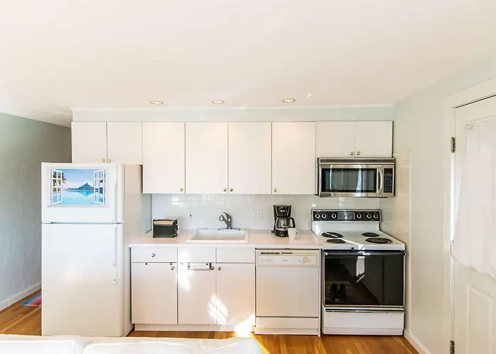 East End Condo Across From Assoc Beach