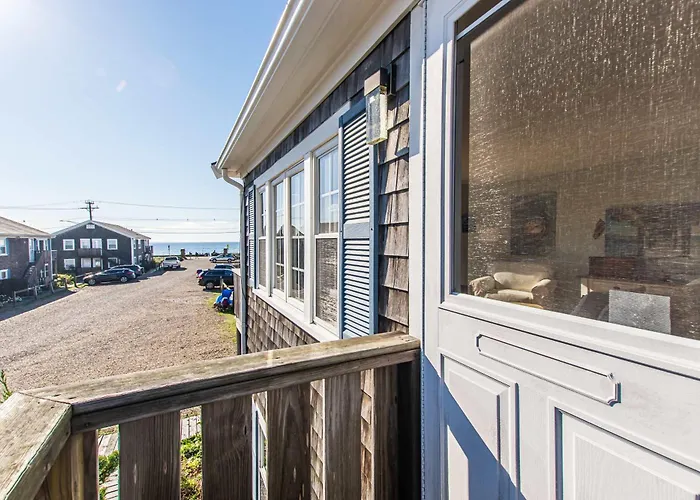 East End Condo Across From Assoc Beach