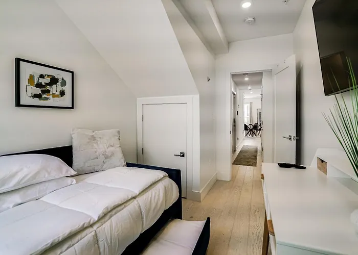 The Luxe 8Th St Suite