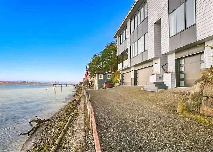 Waterfront Haven With Spectacular View In Bainbridge