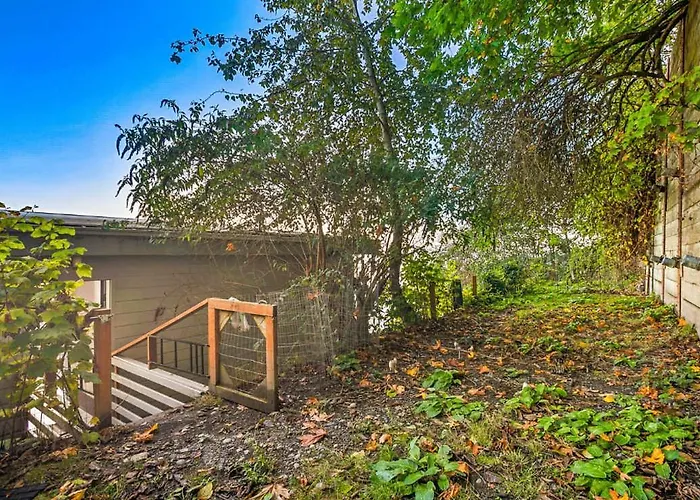 Waterfront Haven With Spectacular View In Bainbridge