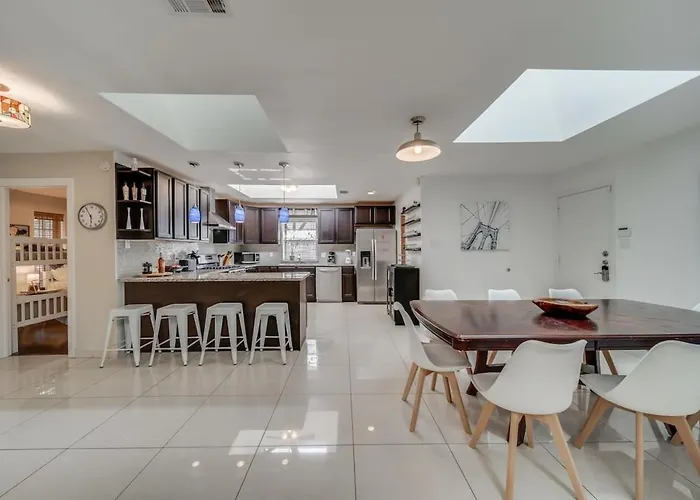Central Plano 4-Bd 2-Ba Pool Retreat, Sleeps 10