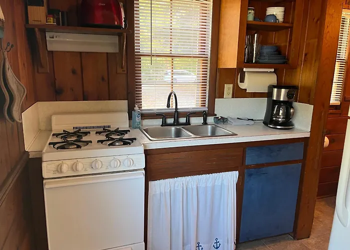 Sleeping Bear Riverside Cabins - Cabin 5