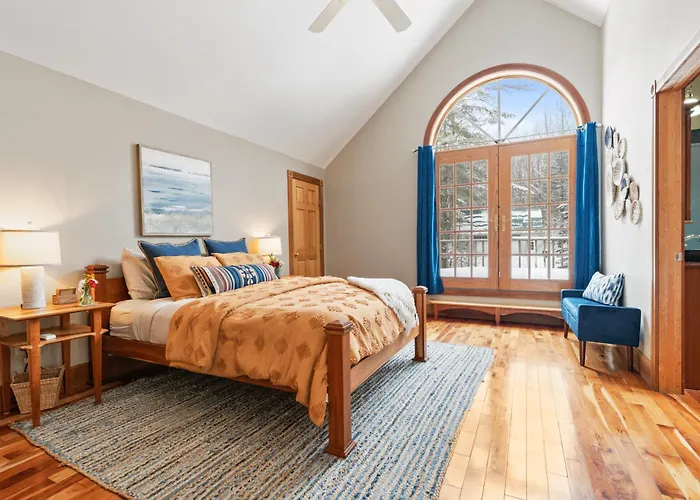 Spacious Lakefront Retreat W/Stunning Views