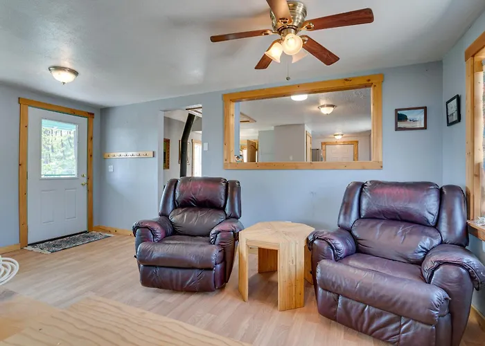 Secluded Washington Cabin Near Hikes & Lakes!