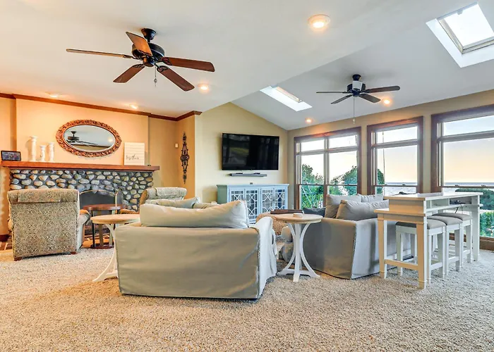 Hot Tub & Private Beach! Lake Erie Family Getaway