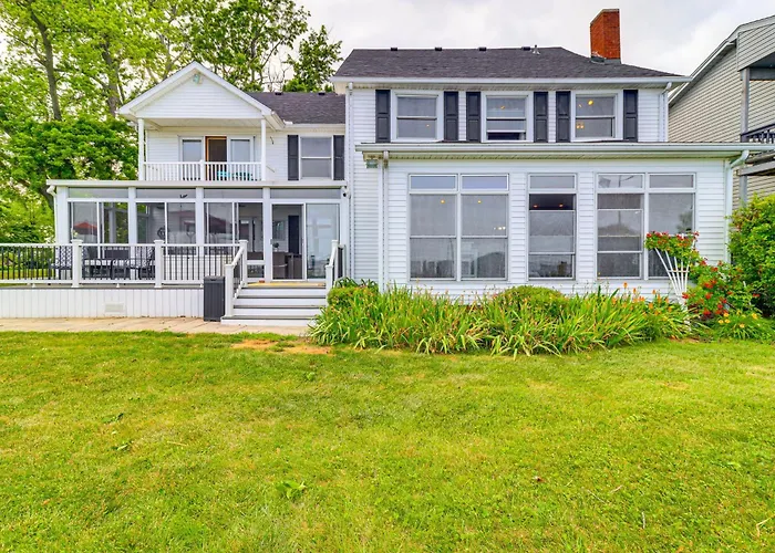 Hot Tub & Private Beach! Lake Erie Family Getaway
