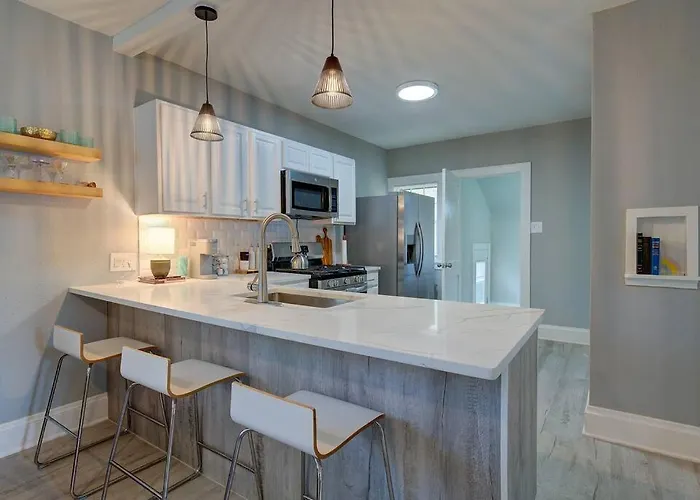 Stylish Home Garage Walk To Lake Minutes From Airport