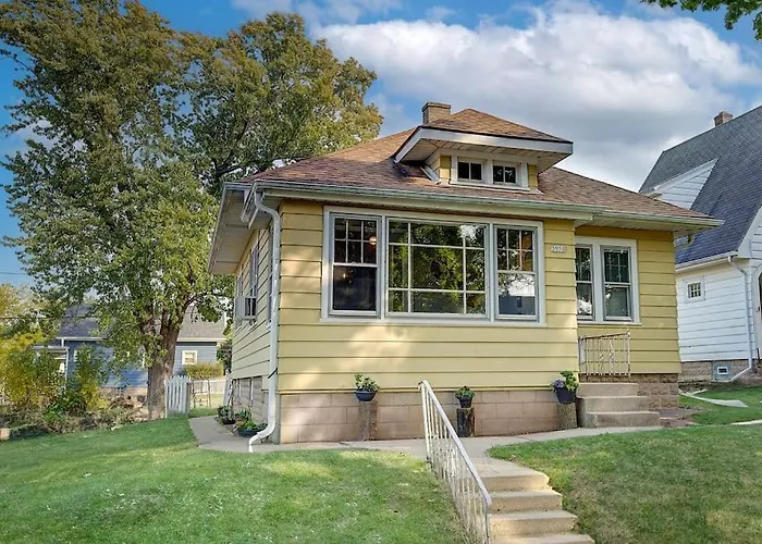 Stylish Home Garage Walk To Lake Minutes From Airport