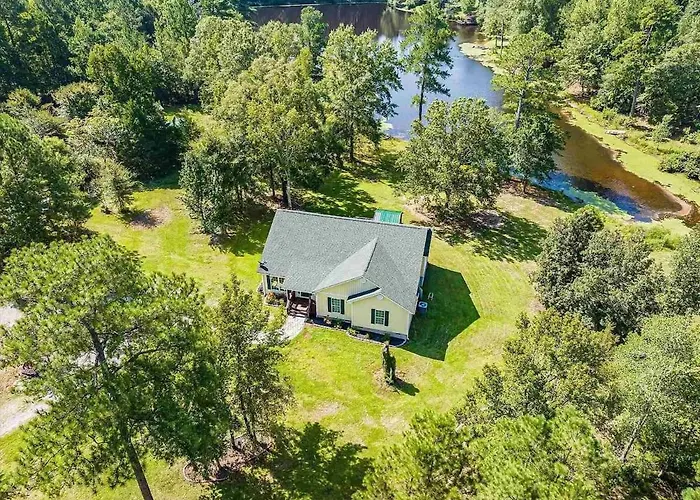 Lakeside Villa Retreat 5-Bedroom Oasis With 6 Tvs 3-Acres Of Waterfront Fishing & Canoe Adventures
