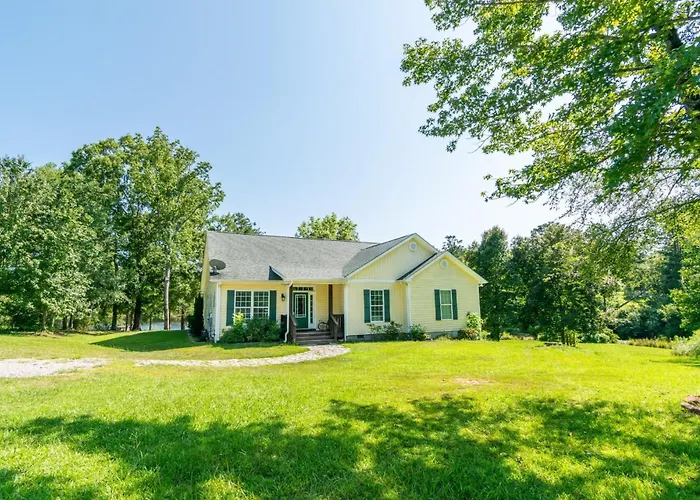 Lakeside Villa Retreat 5-Bedroom Oasis With 6 Tvs 3-Acres Of Waterfront Fishing & Canoe Adventures