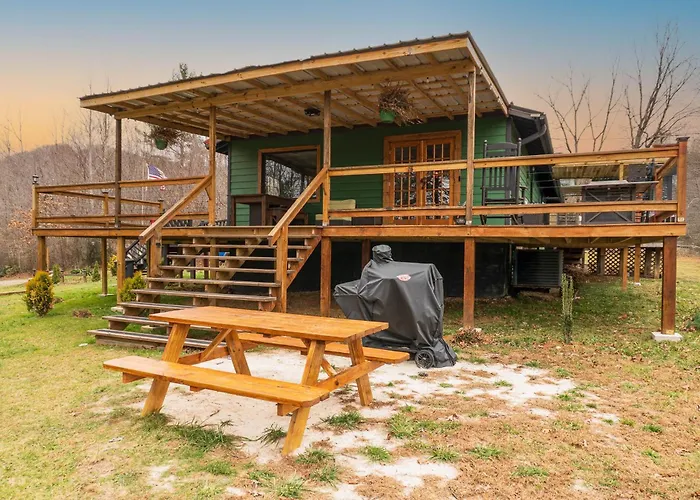 Hot Tub, Private 3 Bed Lodge, 1 Mile From Blue Ridge Parkway, Giant Jenga, Families Welcome!