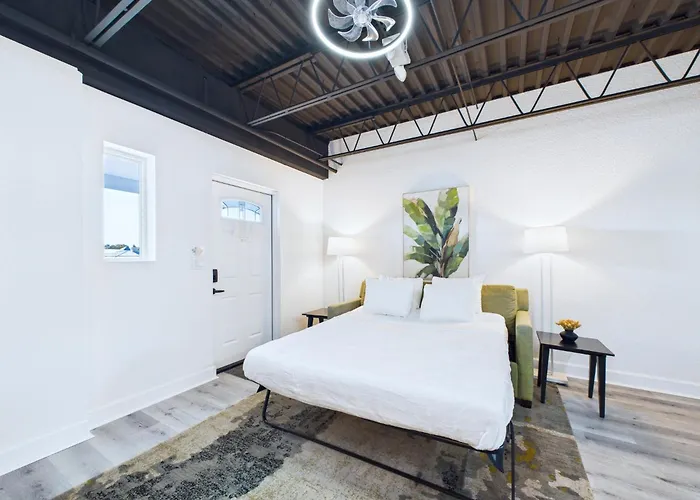 Sleek Coastal Loft Close To Port & Beach -Unit 205