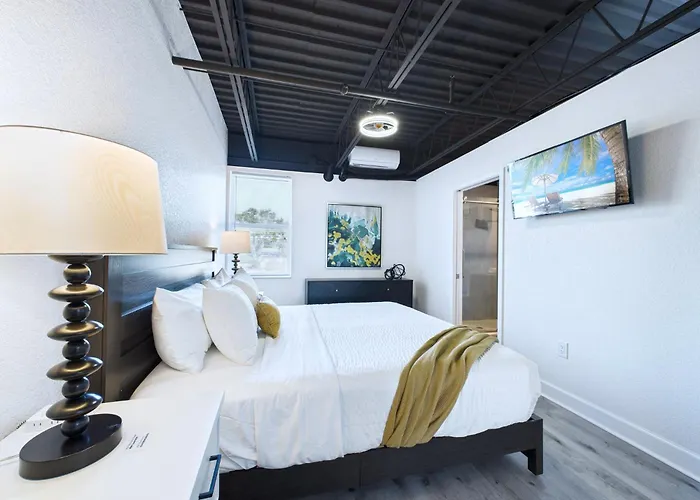 Minutes To Port! Loft Near Dining & Fun -Unit 207