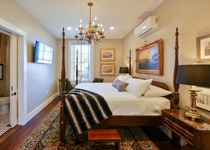 Magnolia Hall - Armstrong Suite - King Suite