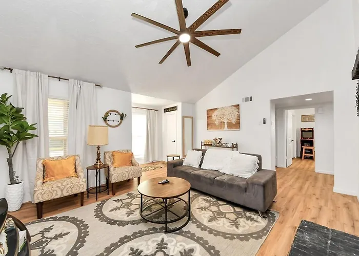 Stylish Katy Retreat 4Br Sleeps 10 Outdoor Escape