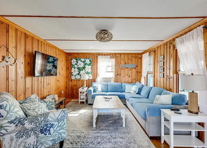 1 Block To Humarock Beach: Dog-Friendly Cottage