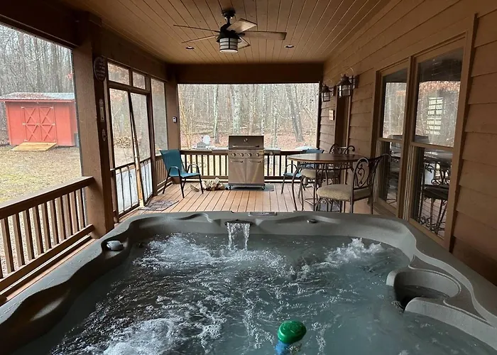 Secluded Cabin - Games, Fire Pit, Hot Tub, Pet Ok
