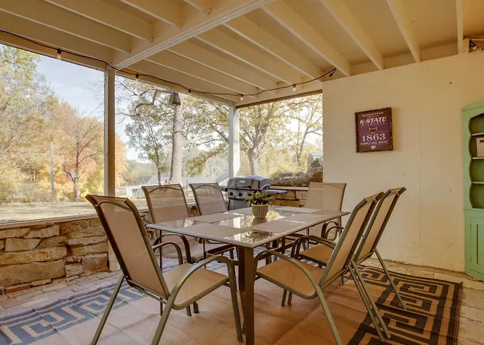 2 Mi To Downtown: 4Br Country Home Near K-State