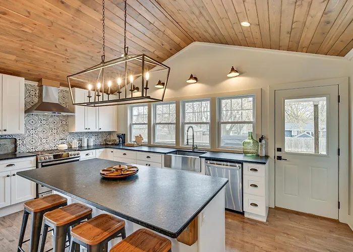 Steps To Elm St: Gorgeous Double-Lot Getaway