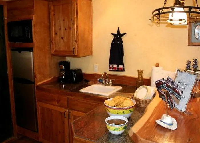 Charming Cabin Stay For Six Nestled Amid Central Texas' Wildlife In Buda