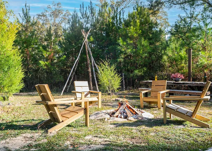 Cabin Close To Fl Caverns! Hot Tub, Wi-Fi, & Firepit