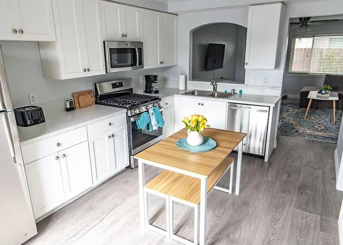 Cozy Coastal Townhome W/ Parking