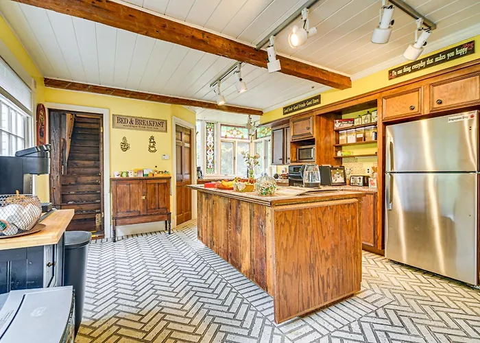 1 Mi To Main St Fryeburg: Historic Family Home