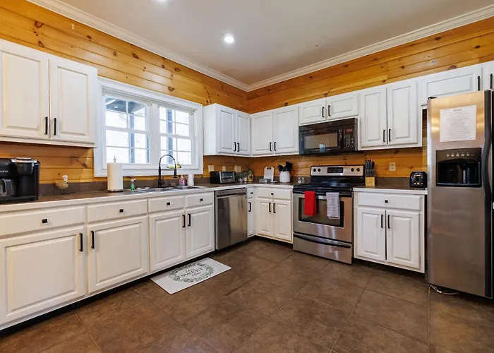 Bird House - Hot Tub, Large Yard, Horses Nearby