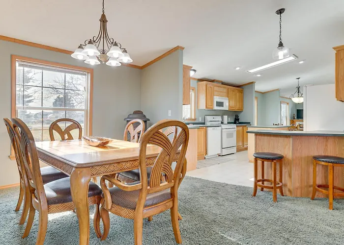 8 Mi To Dtwn Rochester: Peaceful Home W/ Deck!
