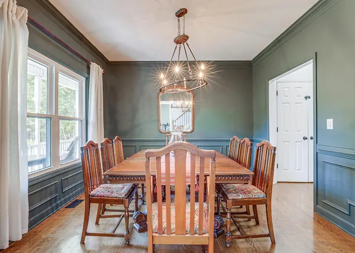Walk To Trails: Peaceful Family Home In Braselton