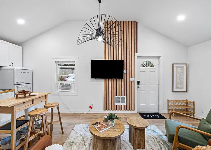 Juanita Bay Cottage B1