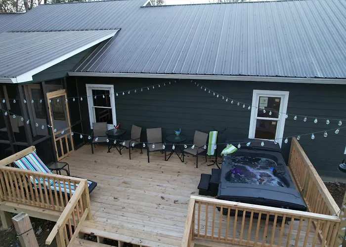 Bird House - Hot Tub, Large Yard, Horses Nearby