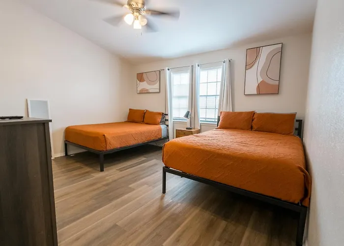 3 Bed Townhouse With King Bed Mins From Downtown