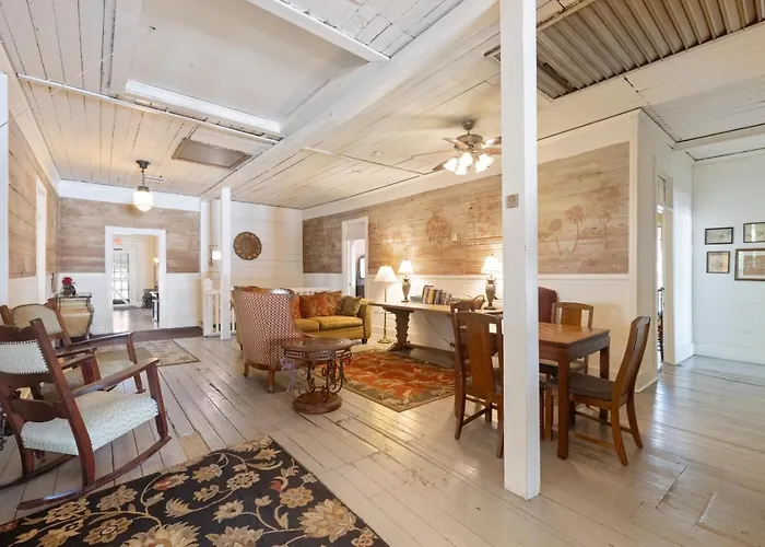 Historic Island Hotel